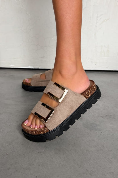 Sandalias Diana con hebilla dorada - Beige