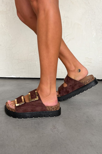Sandalias Diana con Hebilla Dorada - Marrón