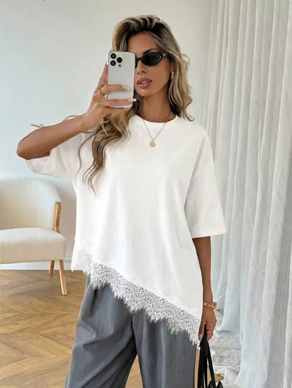 Camiseta blanca de algodón de manga corta Alma Cruz con detalle de encaje asimétrico en el bajo.