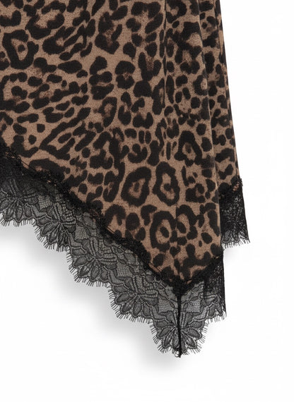 Camiseta Alma Cruz de leopardo marrón y negra con detalle de encaje asimétrico en el bajo.