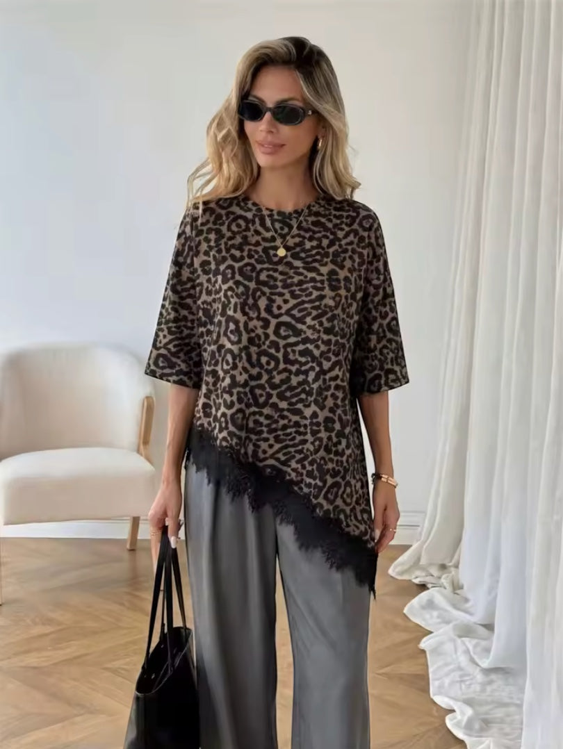 Camiseta de manga corta Alma Cruz con estampado de leopardo y detalle de encaje asimétrico en negro.