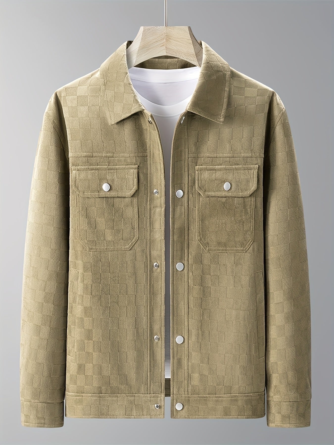 Chaqueta Mario de ante de terciopelo color camel con textura de cuadros, bolsillos con solapa y broches. Ideal para entretiempo.