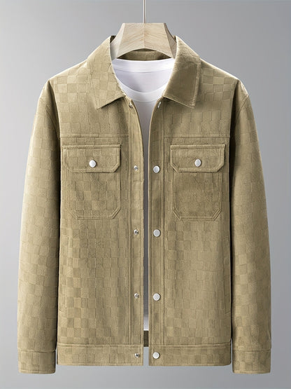 Chaqueta Mario de ante de terciopelo color camel con textura de cuadros, bolsillos con solapa y broches. Ideal para entretiempo.
