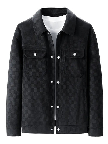 Chaqueta negra de ante de terciopelo con textura de cuadros, bolsillos con solapa y broches, de Alma Cruz.