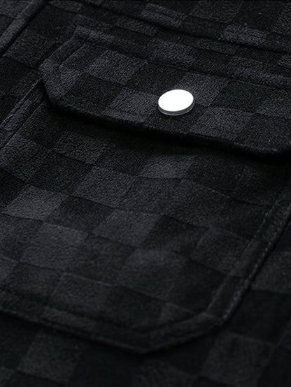 Chaqueta negra de ante de terciopelo con textura de cuadros, bolsillos con solapa y broches. Marca Alma Cruz.