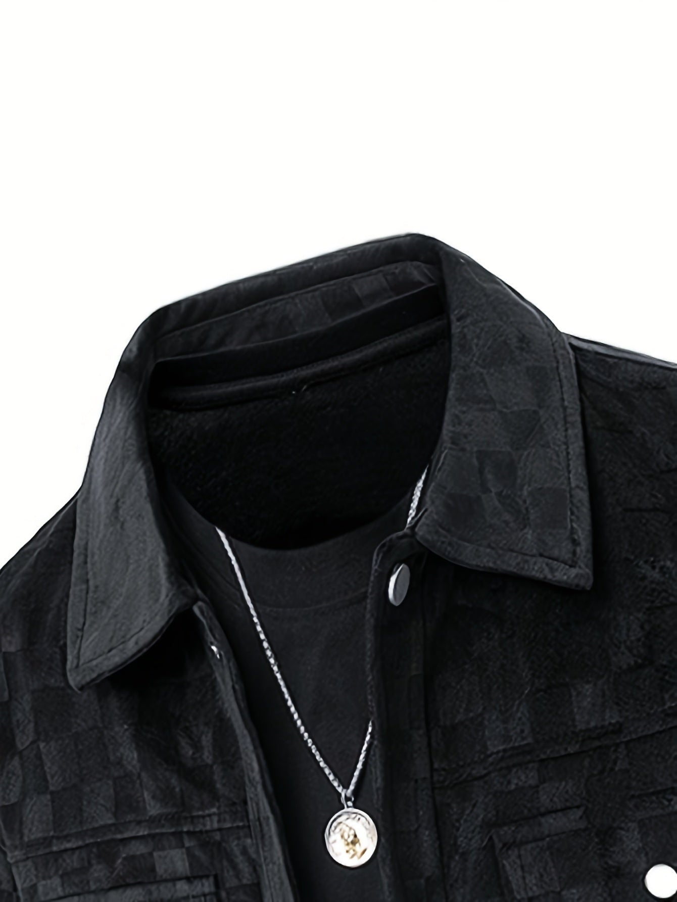 Chaqueta negra de ante de terciopelo con textura de cuadros, cuello camisero, bolsillos con solapa y forro de satén. Ideal para entretiempo.