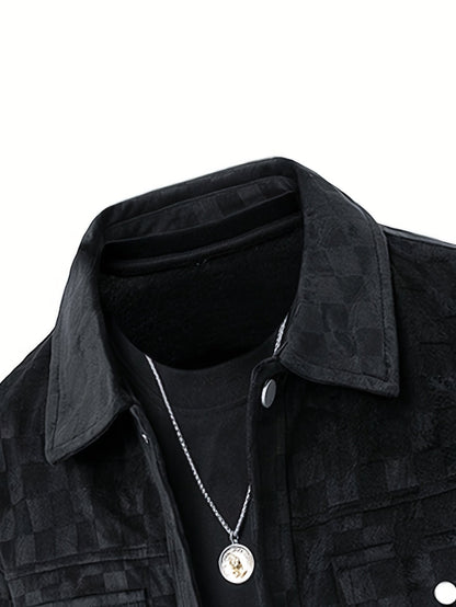 Chaqueta negra de ante de terciopelo con textura de cuadros, cuello camisero, bolsillos con solapa y forro de satén. Ideal para entretiempo.