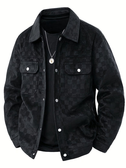 Chaqueta negra de ante de terciopelo con textura de cuadros, cuello camisero, bolsillos con solapa y broches. Alma Cruz.