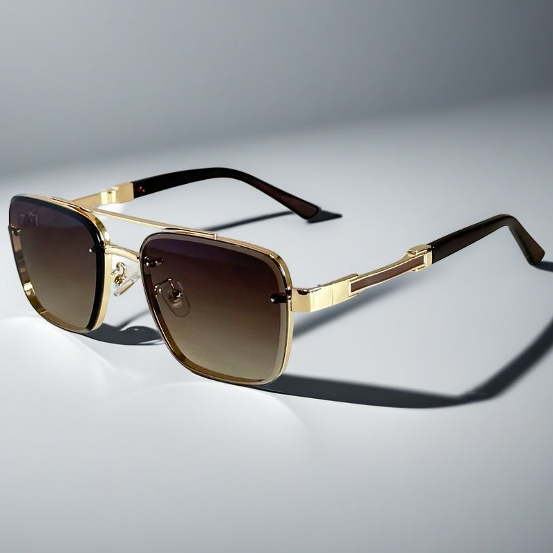 Alma Cruz Gafas de sol Aviator Lucas doradas con cristales degradados y montura metálica cuadrada.