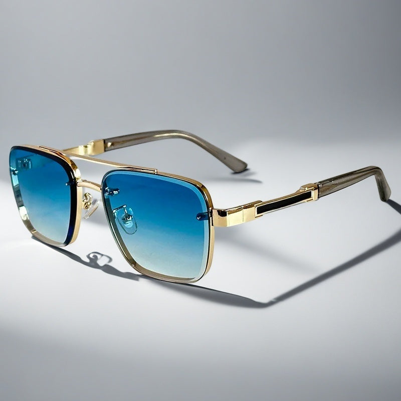 Alma Cruz Gafas de sol Aviator Lucas con montura dorada y cristales degradados azul a transparente.