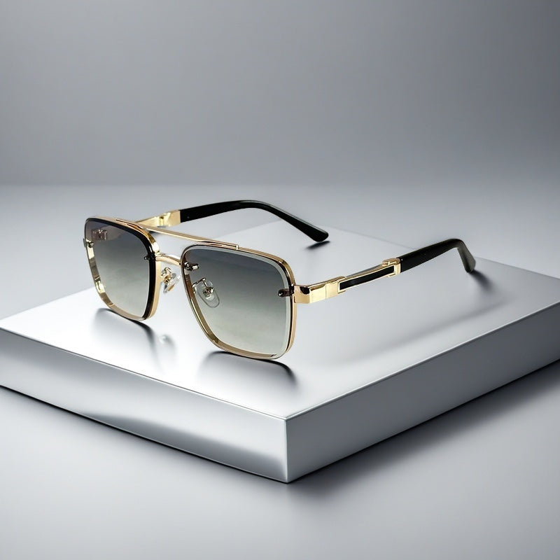 Alma Cruz Gafas de sol aviador con montura dorada y cristales degradados, estilo cuadrado.