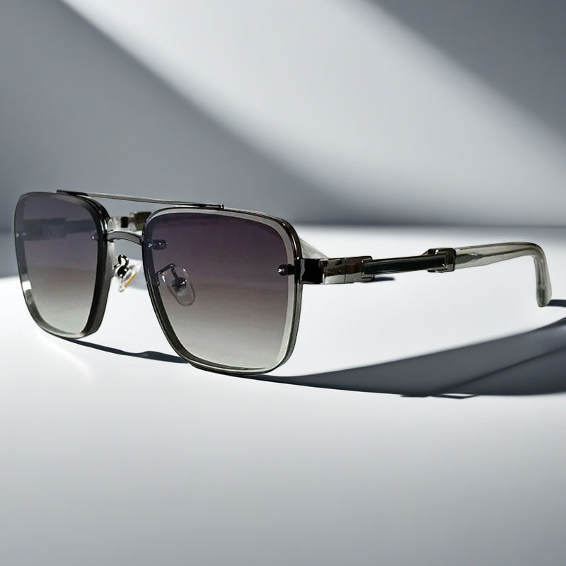 Alma Cruz Gafas de sol aviador con montura metálica dorada y cristales degradados, estilo cuadrado.