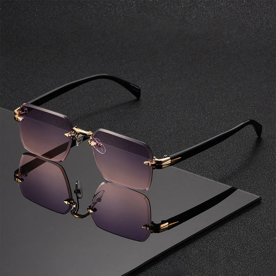 Gafas de sol Alma Cruz Fausto sin montura, lentes degradadas moradas, puente dorado y patillas negras finas.