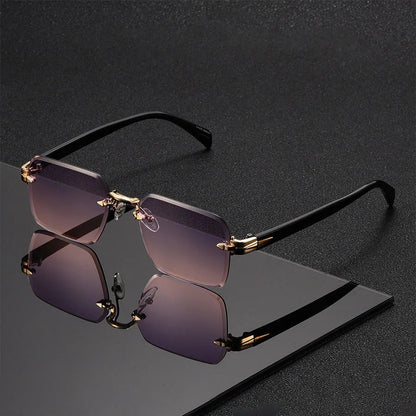 Gafas de sol Alma Cruz Fausto sin montura, lentes degradadas moradas, puente dorado y patillas negras finas.