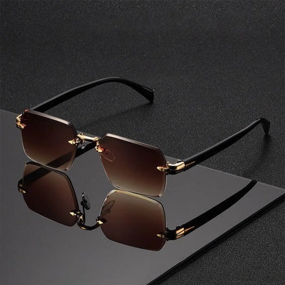Gafas de sol Alma Cruz Fausto sin montura, lentes degradado marrón, puente y detalles dorados, patillas negras.