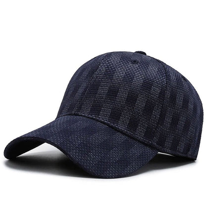 Gorra Benjamin de Alma Cruz con estampado de cuadros en azul marino, confección impecable y banda interior elástica.