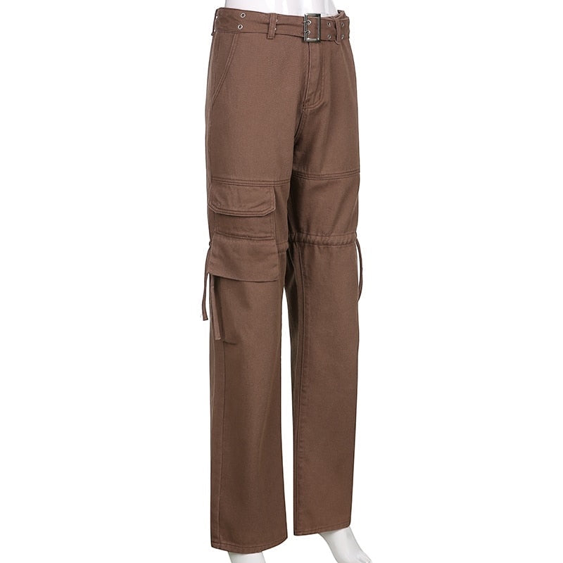 Pantalones cargo de pierna ancha marrones de Alma Cruz con cordones ajustables y múltiples bolsillos.