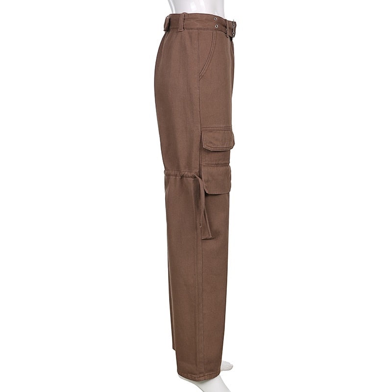 Pantalones cargo de pierna ancha marrones de Alma Cruz con cordones ajustables y múltiples bolsillos.