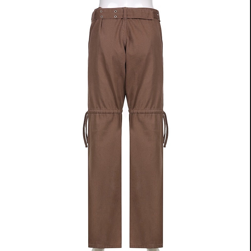 Pantalones cargo de pierna ancha marrones de Alma Cruz con cordones ajustables en los tobillos y cinturón de hebilla.