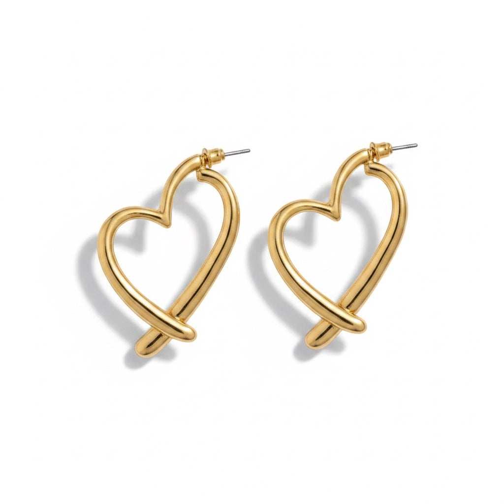 Pendientes de aro dorados de metal con diseño de corazón entrelazado de Alma Cruz. Elegantes y modernos.
