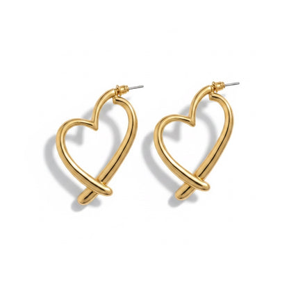 Pendientes de aro dorados de metal con diseño de corazón entrelazado de Alma Cruz. Elegantes y modernos.