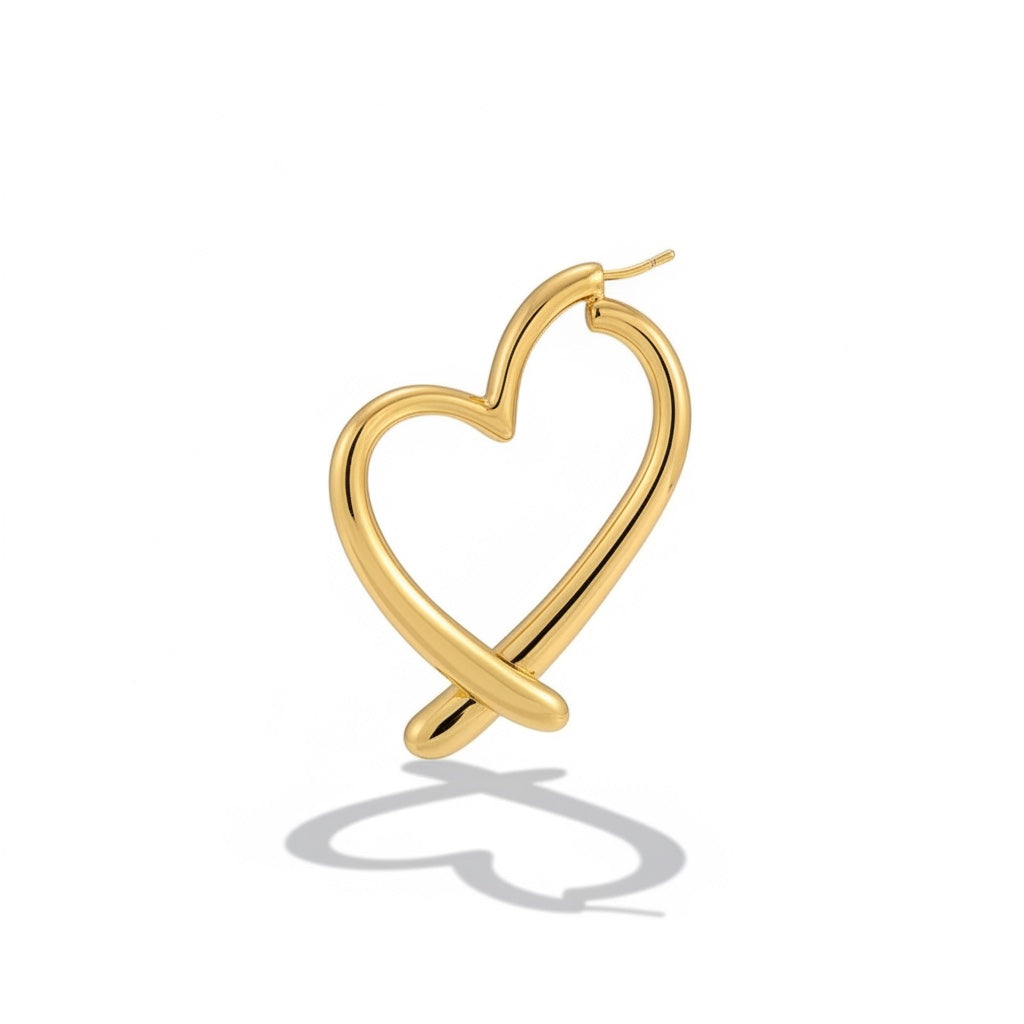 Pendientes de aro dorados de Alma Cruz con diseño de corazón entrelazado, metal pulido.