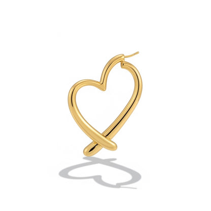 Pendientes de aro dorados de Alma Cruz con diseño de corazón entrelazado, metal pulido.