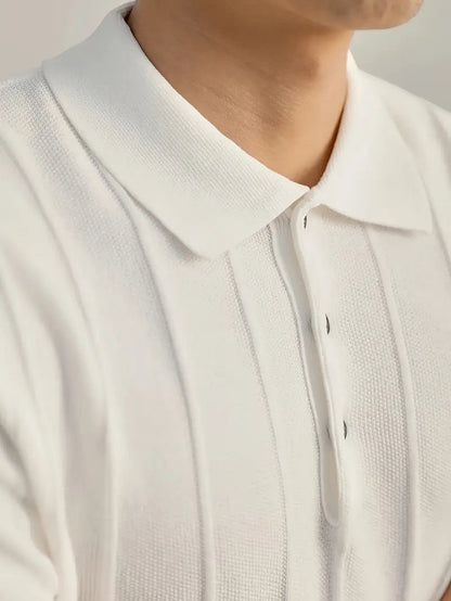 Polo blanco de punto de algodón peinado de Alma Cruz con canalé vertical texturizado y cuello estructurado.