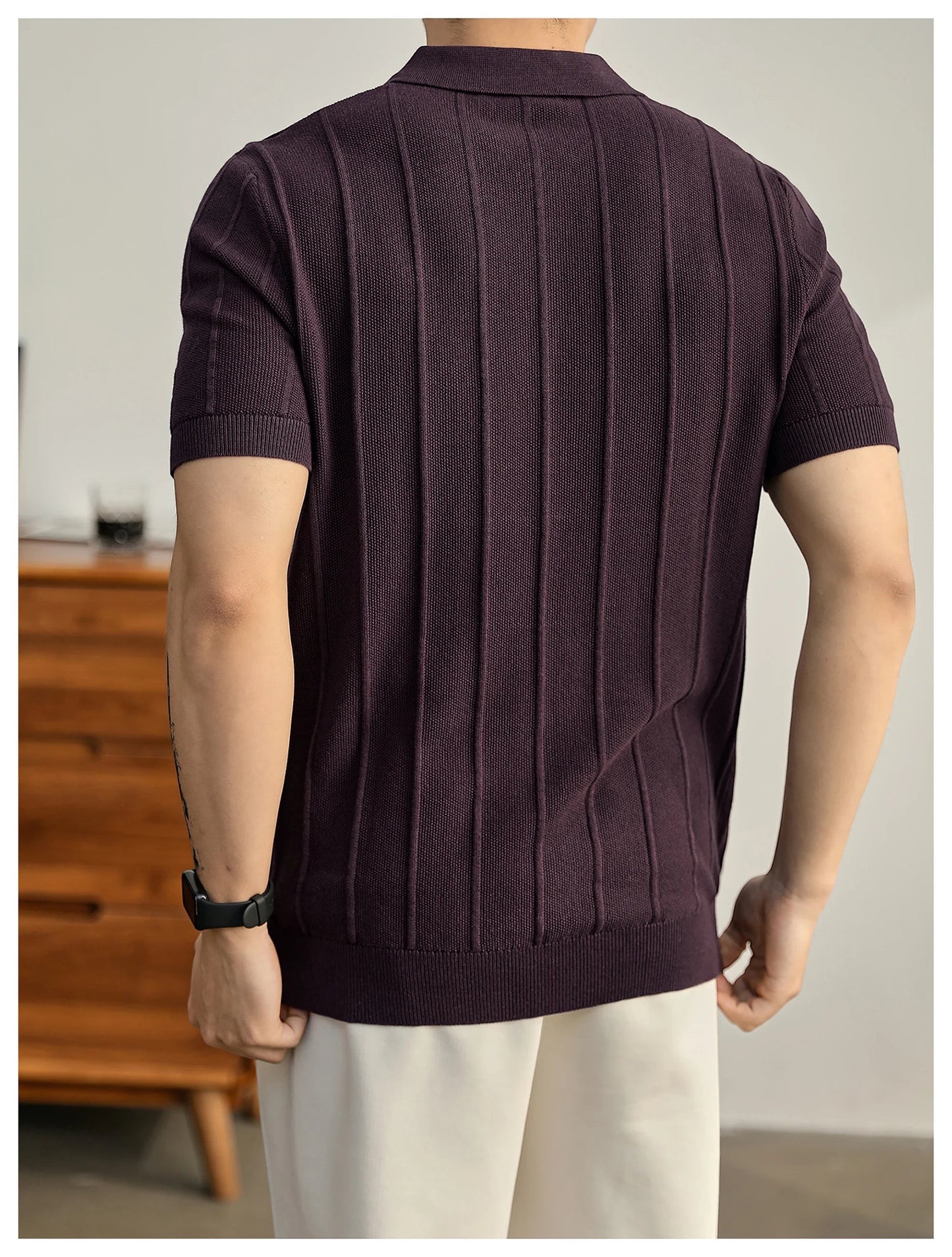 Alma Cruz polo de manga corta para hombre en color berenjena con canalé vertical texturizado y cuello estructurado.