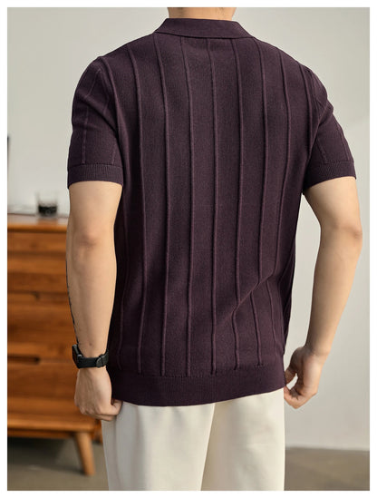 Alma Cruz polo de manga corta para hombre en color berenjena con canalé vertical texturizado y cuello estructurado.