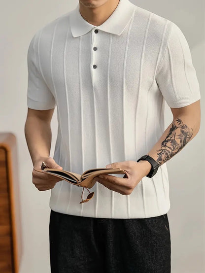 Alma Cruz polo blanco de algodón peinado texturizado con canalé vertical y cuello estructurado.