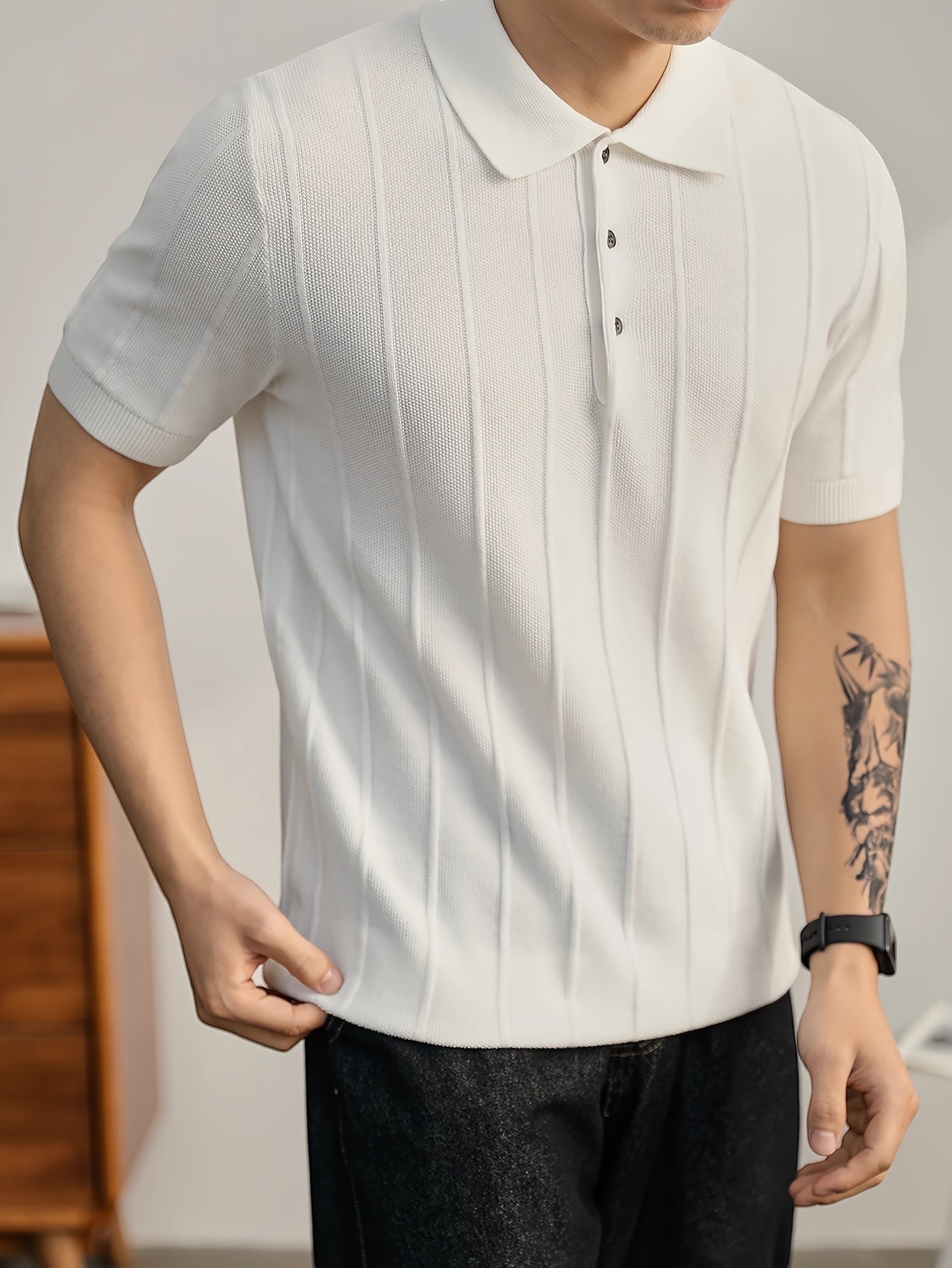 Polo blanco de punto de algodón peinado de Alma Cruz con canalé vertical texturizado y cuello estructurado.