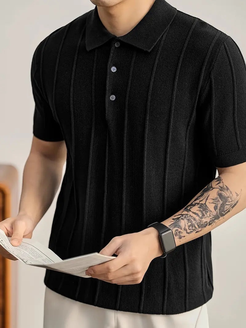 Polo negro de punto de algodón peinado de Alma Cruz con canalé vertical, cuello estructurado y tapeta abierta.