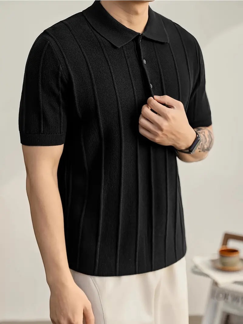 Polo negro de manga corta Alma Cruz de algodón peinado con canalé vertical texturizado y cuello estructurado.