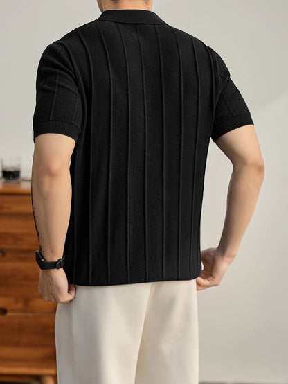 Polo negro de punto de algodón peinado de Alma Cruz con canalé vertical texturizado y cuello estructurado.