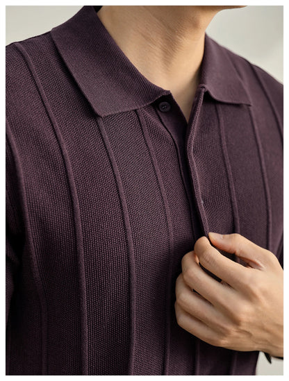 Polo de punto de algodón peinado Alma Cruz en color ciruela con canalé vertical texturizado y cuello estructurado.