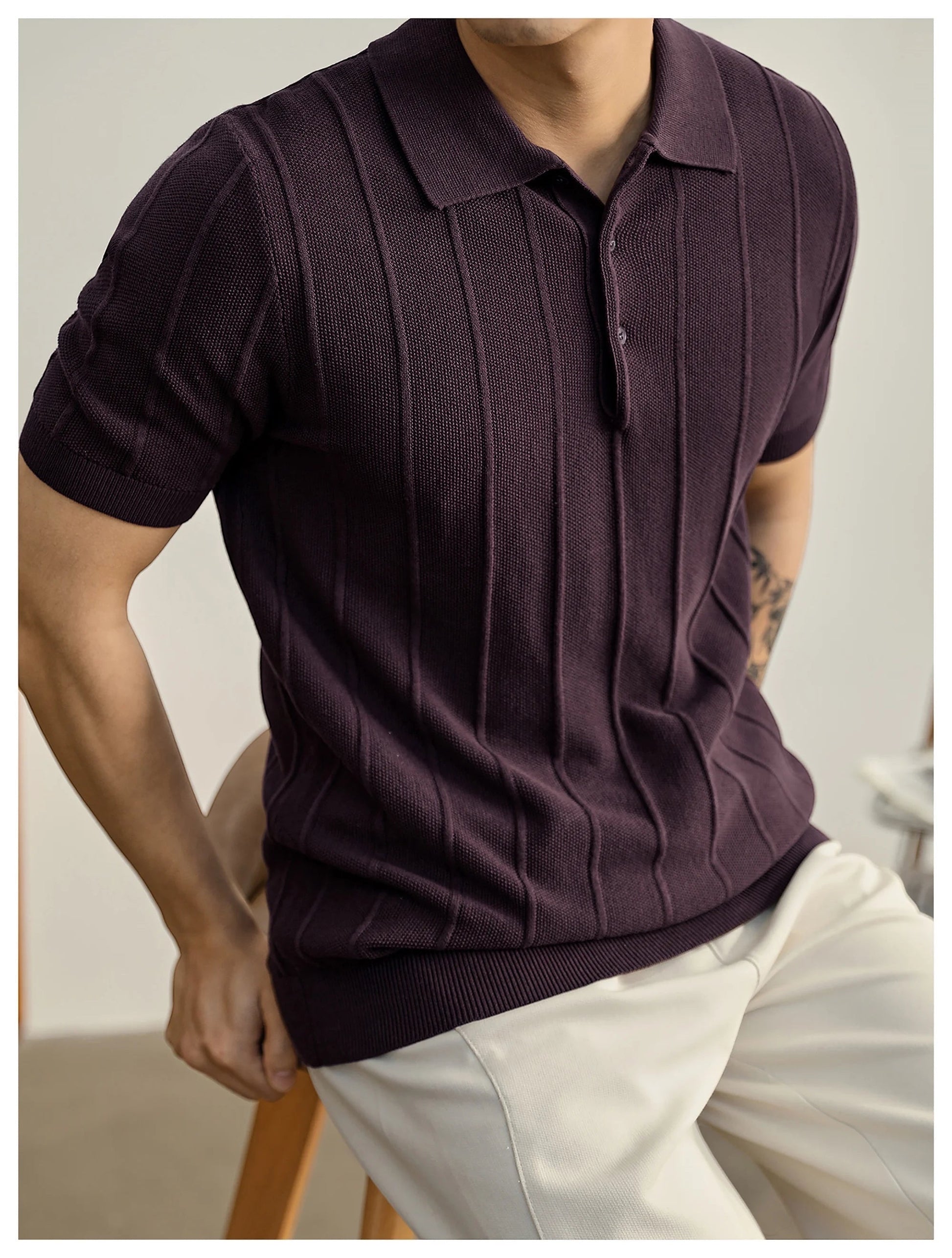 Polo de manga corta Alma Cruz en punto de algodón peinado color ciruela con canalé vertical y cuello estructurado.