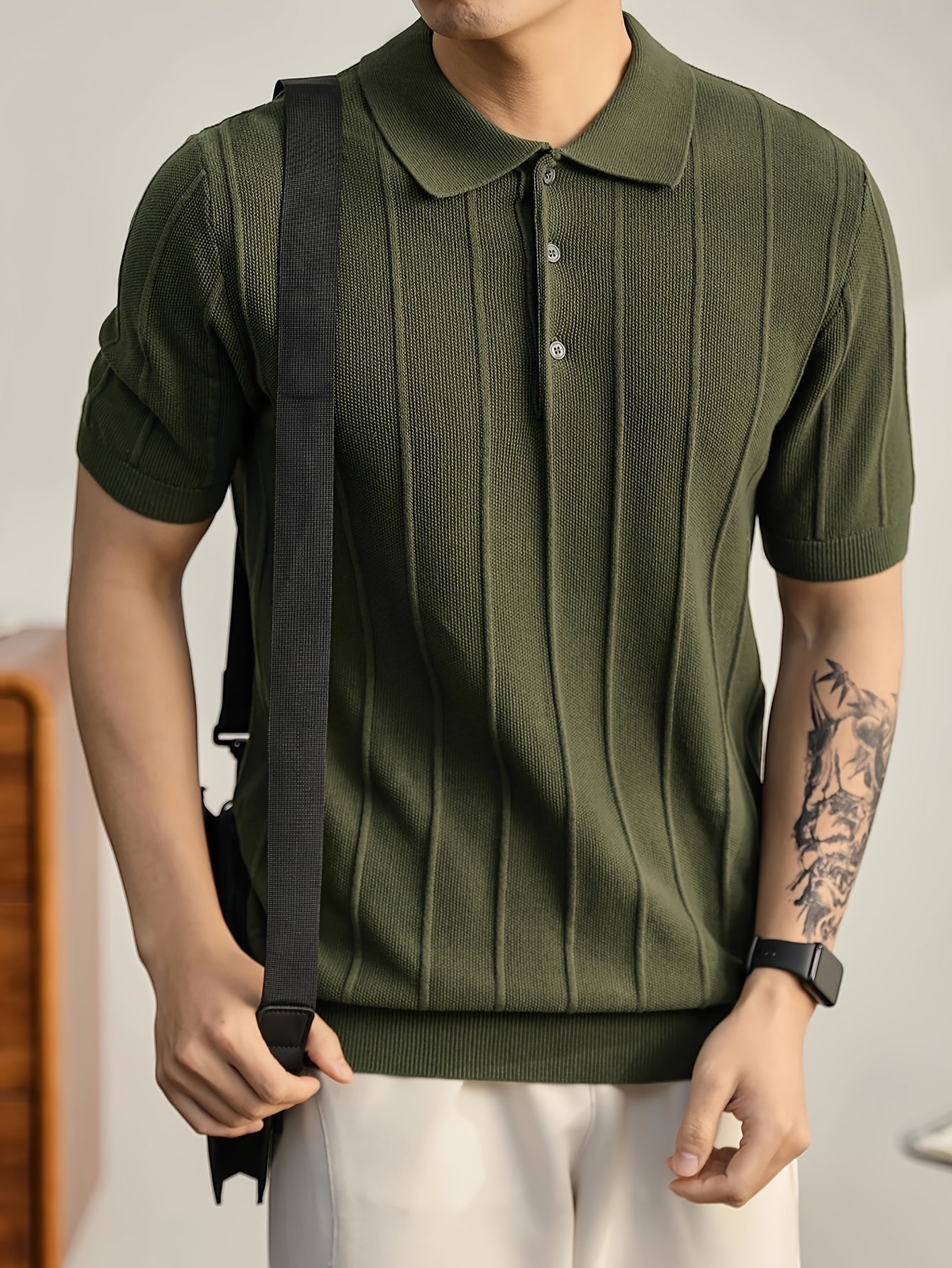 Polo de punto verde oliva de manga corta Alma Cruz con canalé vertical y cuello estructurado.