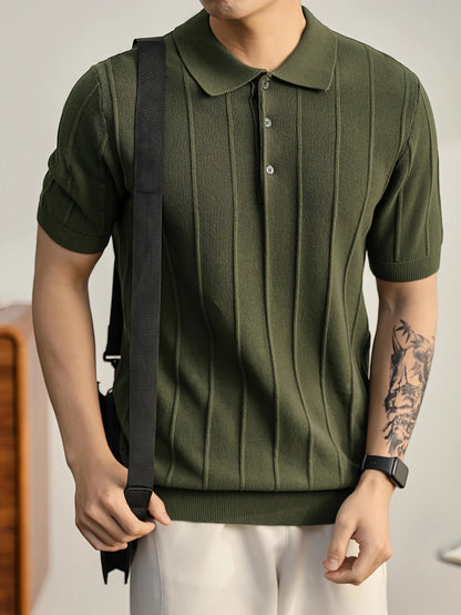 Polo de punto verde oliva de manga corta Alma Cruz con canalé vertical y cuello estructurado.