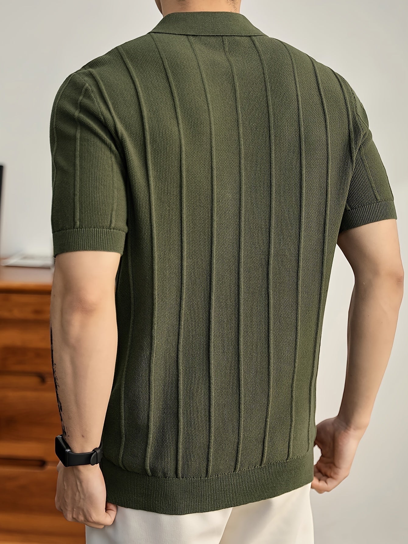 Alma Cruz polo de punto de algodón verde con canalé vertical y cuello estructurado.