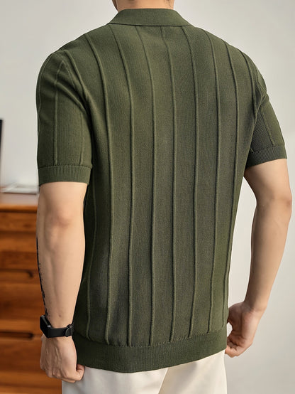 Alma Cruz polo de punto de algodón verde con canalé vertical y cuello estructurado.