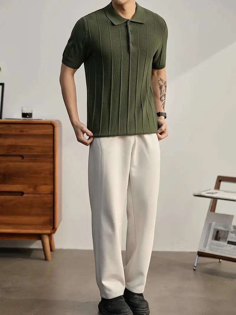 Polo de punto texturizado verde oliva de manga corta Alma Cruz para hombre, con canalé vertical y cuello estructurado.