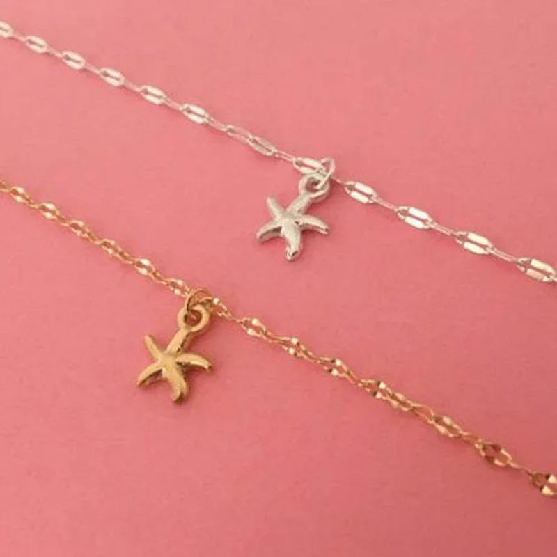 Pulsera de tobillo Alma Cruz con charm de estrella de mar en dorado y plateado, fabricada en cobre.
