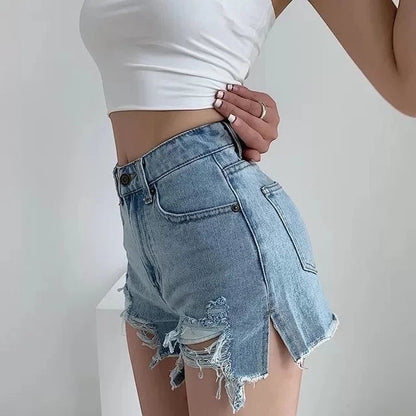 Alma Cruz shorts vaqueros de tiro alto en denim claro con rotos y aberturas laterales, estilo desgastado.