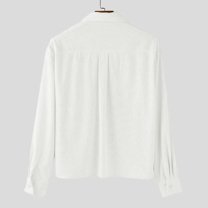 Sobrecamisa blanca de pana de Alma Cruz con textura acanalada vertical y botones en el puño.
