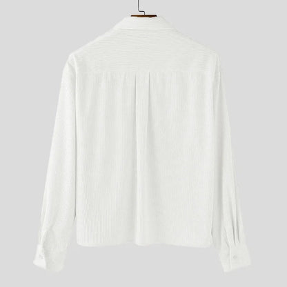 Sobrecamisa blanca de pana de Alma Cruz con textura acanalada vertical y botones en el puño.