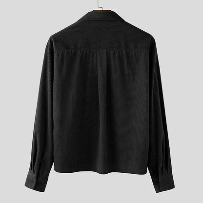 Sobrecamisa negra de pana de Alma Cruz con textura acanalada vertical y botones en el puño.