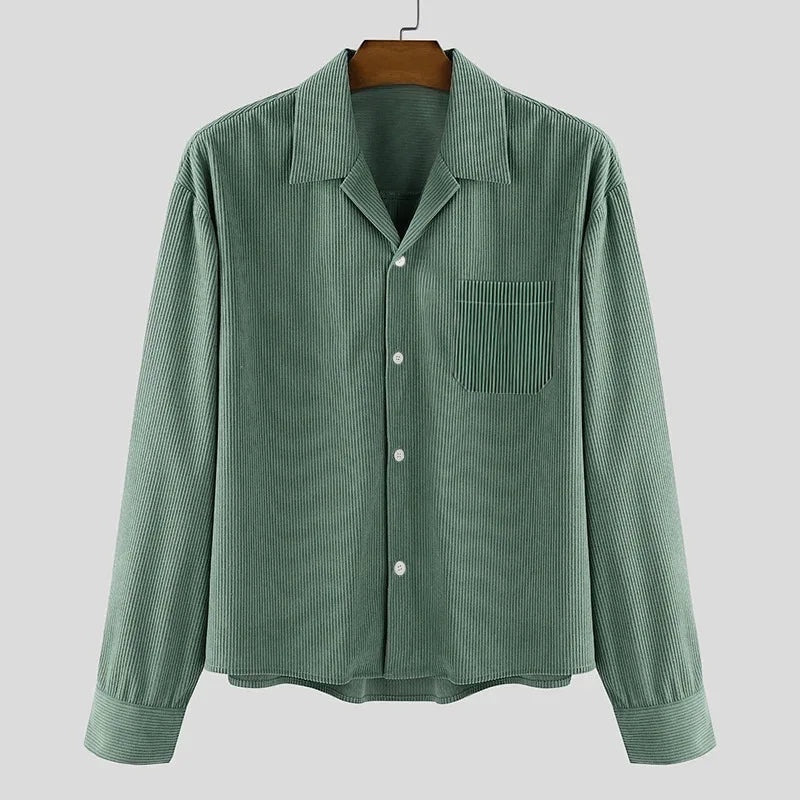 Sobrecamisa verde de pana de Alma Cruz con cuello abierto, bolsillo en el pecho y botones frontales.