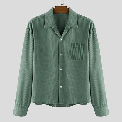 Sobrecamisa verde de pana de Alma Cruz con cuello abierto, bolsillo en el pecho y botones frontales.