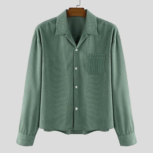 Sobrecamisa verde de pana de Alma Cruz con cuello abierto, bolsillo en el pecho y botones frontales.